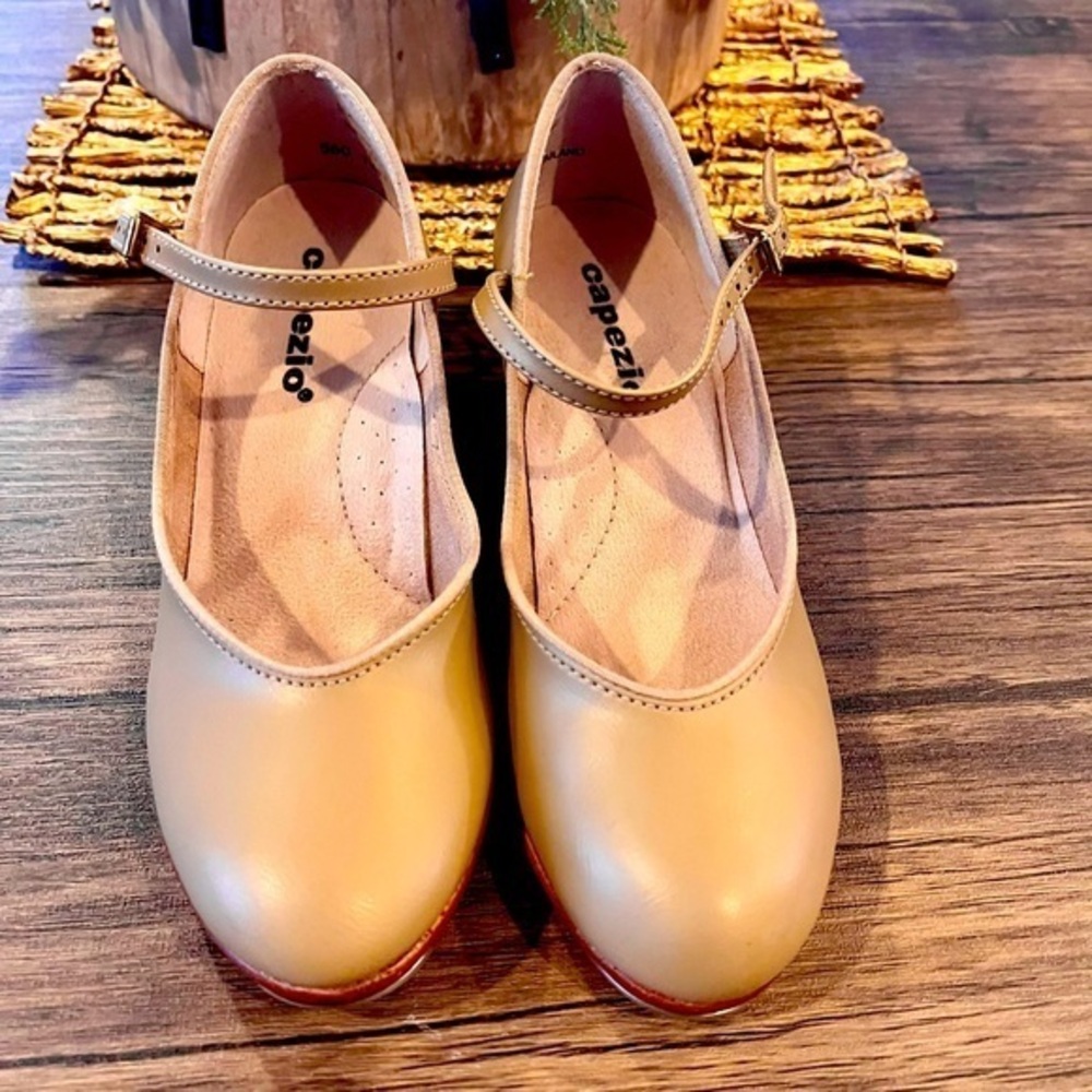Capezio SZ 5 women’s leather tap shoes excellent condition